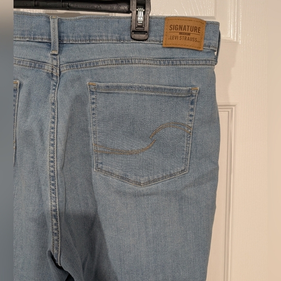 Signature by Levi Strauss Light Wash Denim Bermuda Shorts in Size 22 (W36) - Picture 8 of 12